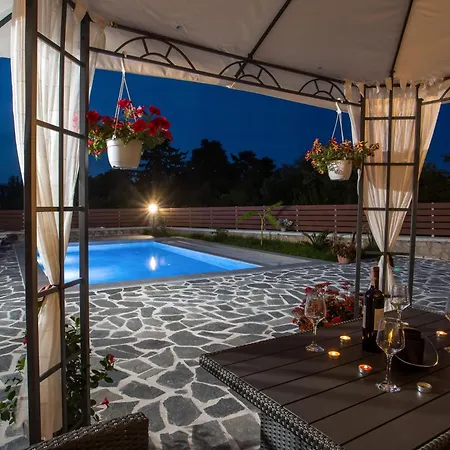 Oasis Luxury Vilă