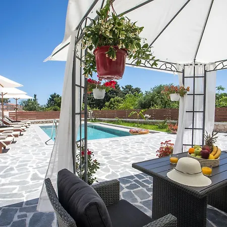 Oasis Luxury Vilă