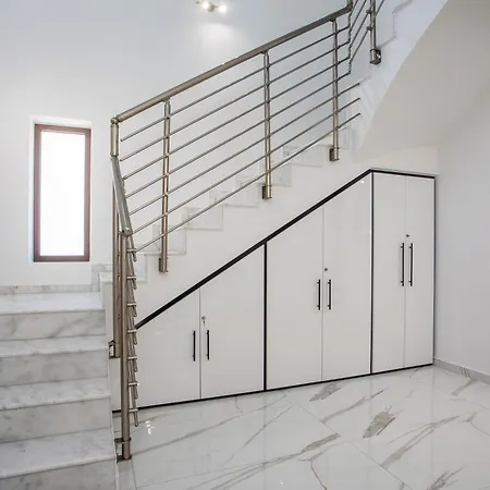 Oasis Luxury Vilă *