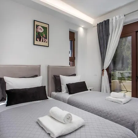 Oasis Luxury Vilă *