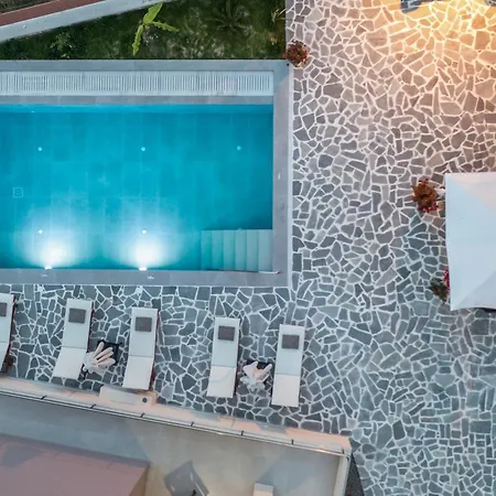 Oasis Luxury Vilă *